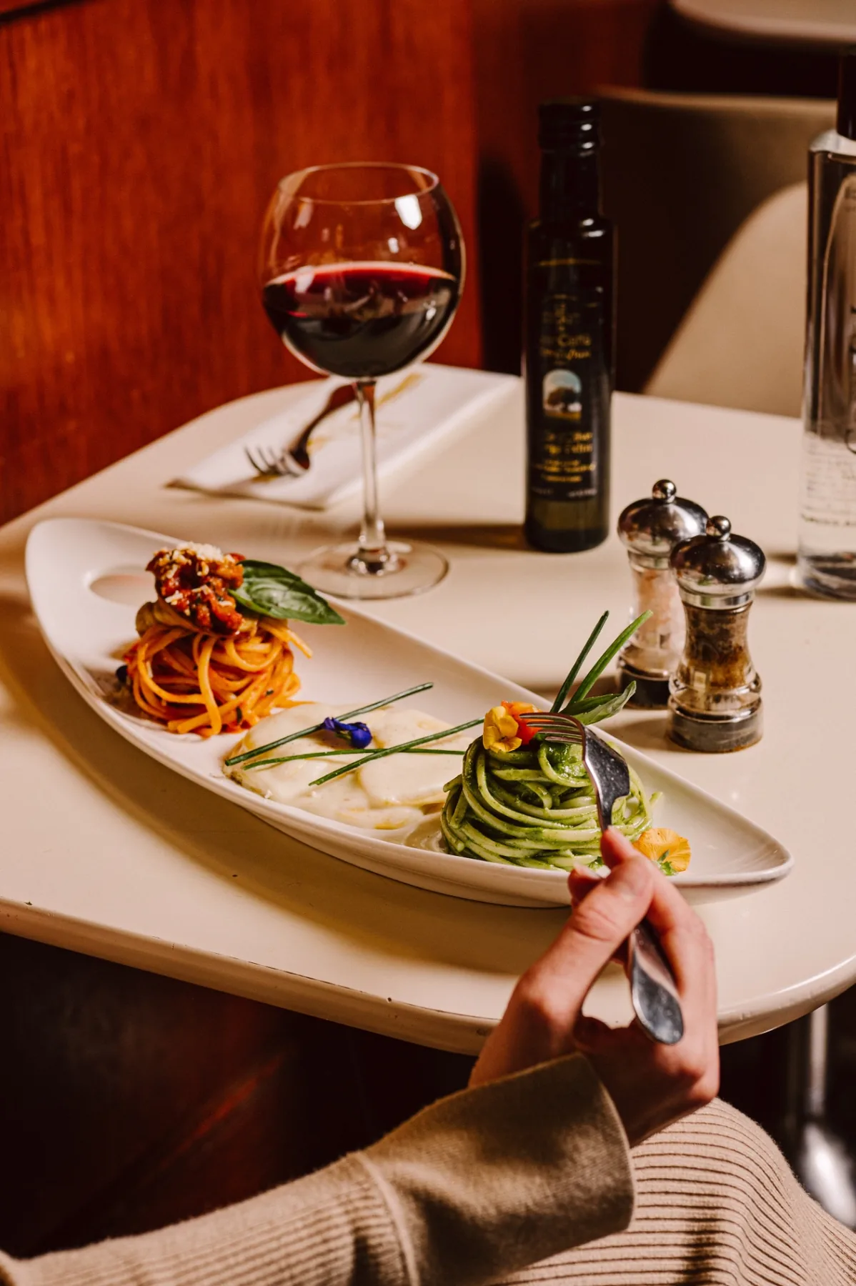 Assiette de dégustation de trois pâtes et vin rouge
