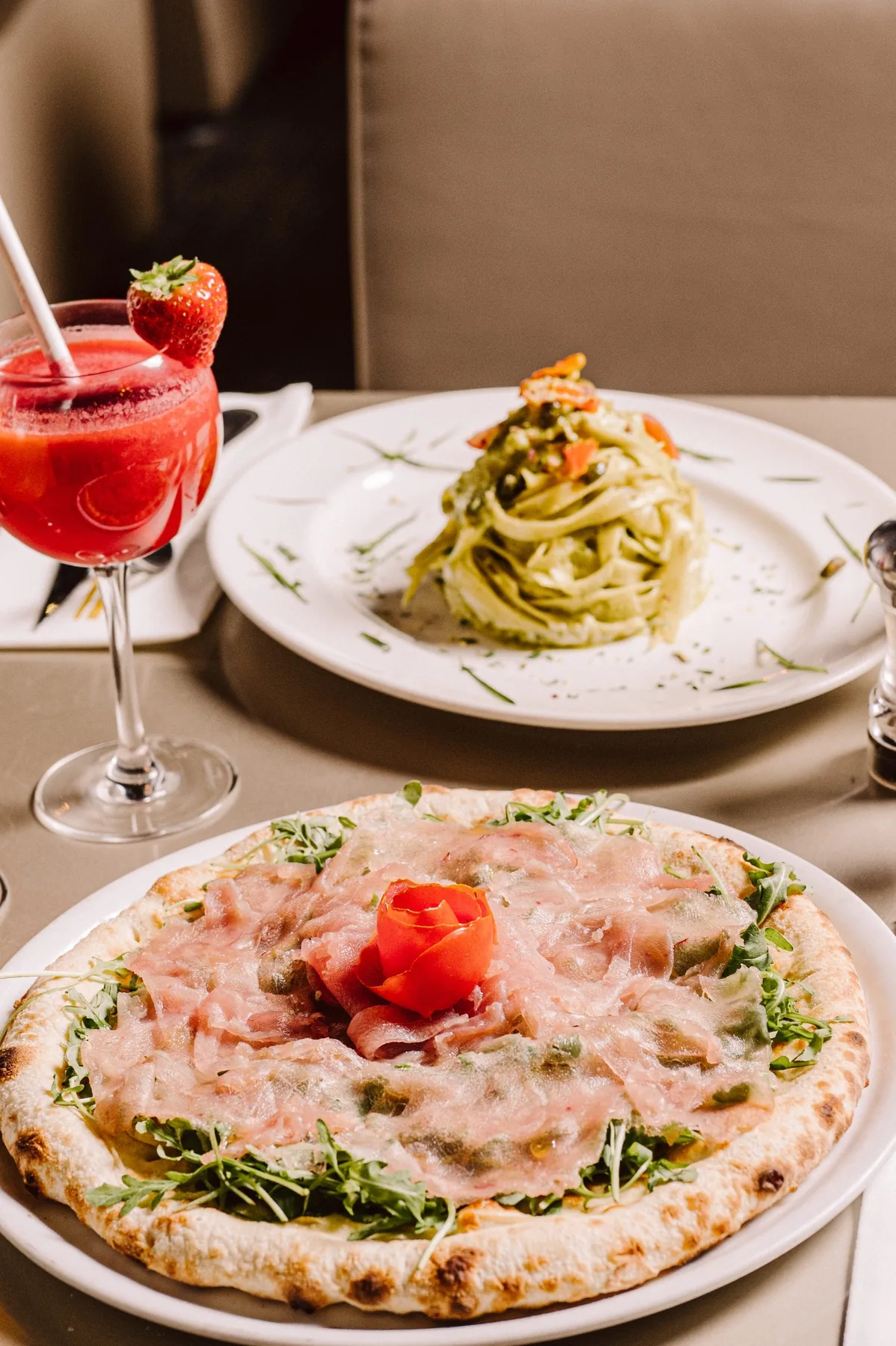 Pizza au carpaccio et roquette, tagliatelle au pesto