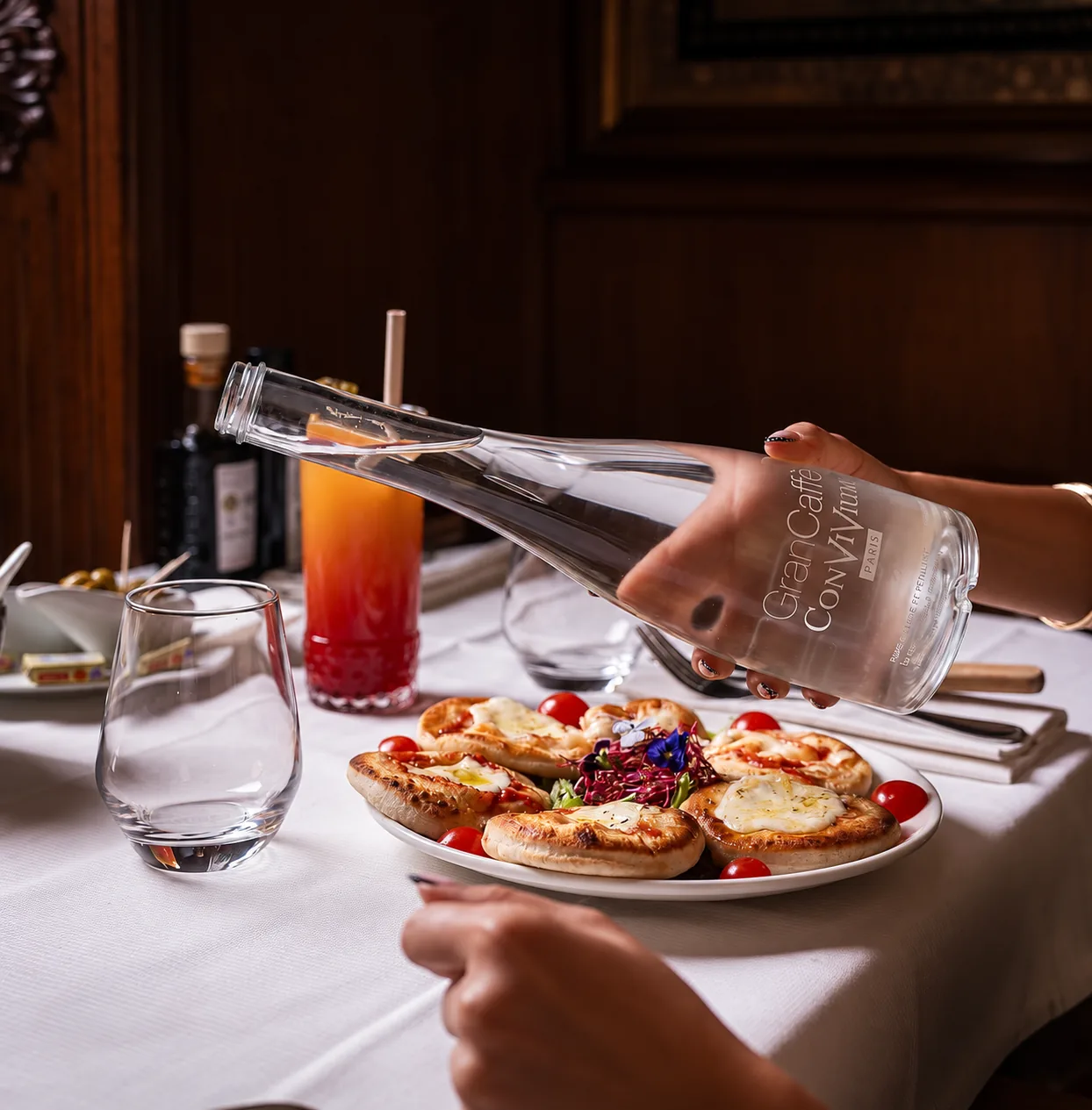 Service à table : pizzette à partager et carafe Gran Caffè Convivium
