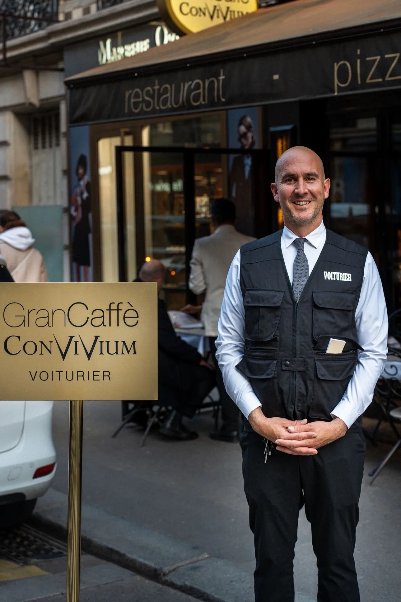 Voiturier du Gran Caffè Convivium devant le restaurant, rue Marbeuf